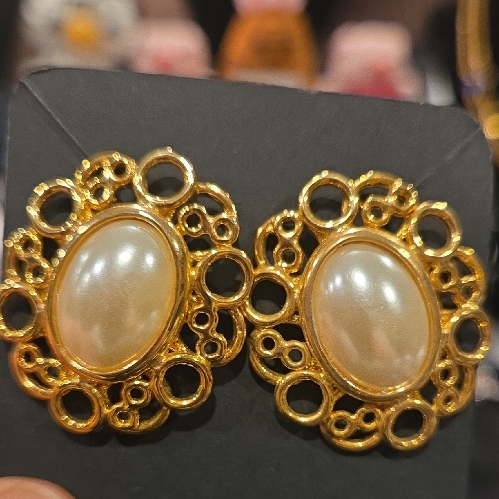 Elegant Gold and Pearl Earrings